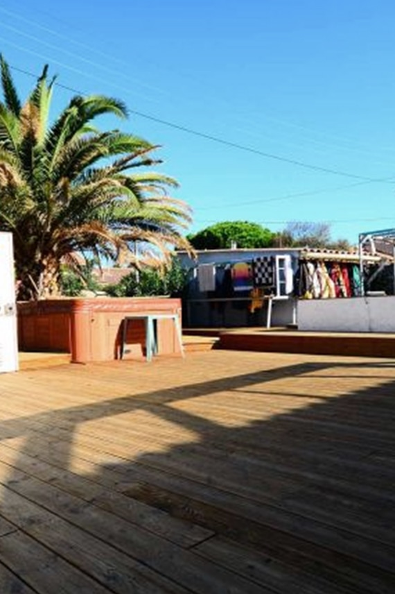 La terrasse en bois et le jacuzzi du centre
