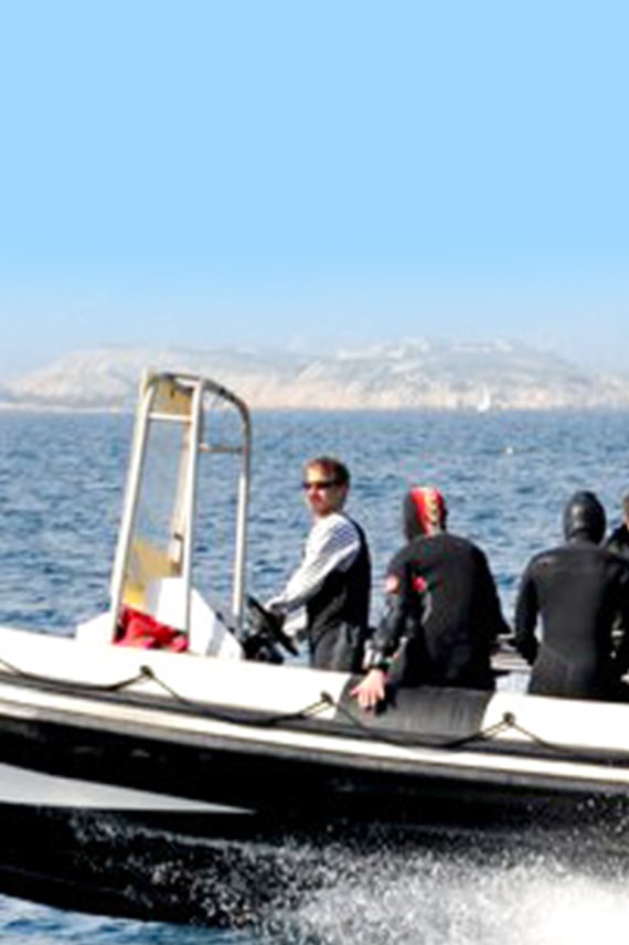 Le semi-rigide du centre en mer, avec des plongeurs